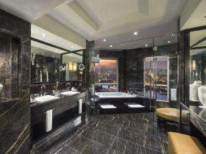 Ein Badezimmer in der Unterkunft Fairmont Nile City