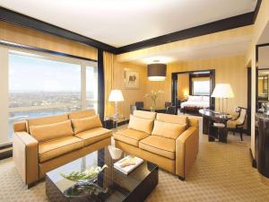 Ein Sitzbereich in der Unterkunft Fairmont Nile City
