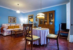 salon ze stołem i kanapą w obiekcie Apartamento en un dormitorio en Plaza Alfaro w Sewilli