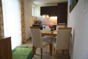 Kuchyň nebo kuchyňský kout v ubytování Apartmenthaus Dornröschen