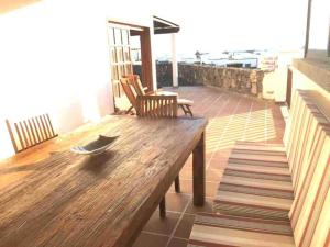 プラヤ・ブランカにあるVilla Los Alisios 58の木製テーブル、バルコニー(椅子、ベンチ付)