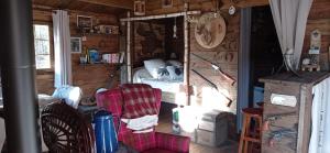 Zimmer mit einem Schlafzimmer und einem Bett in einer Blockhütte in der Unterkunft Cabanes Nature Morvan in Blanot