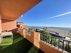 een uitzicht vanaf het balkon van een huis bij Altos Sierra Cortina in Finestrat