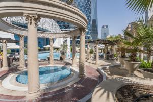 una piscina en un edificio con un edificio en HiGuests - Luxury Apartment in the Iconic Park Towers, en Dubái