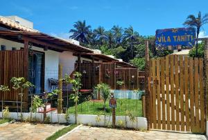 une clôture devant une maison avec une cour dans l'établissement Casa, 2 Suítes com Ar, Piscina a 400 mts Praia - Taipu de Fora, Barra Grande #4, à Marau