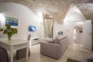 a living room with a couch and a table at LE SUITES AL TORRIONE in Ruvo di Puglia