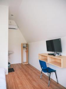 TV a/nebo společenská místnost v ubytování Tumpaksewu Homestay