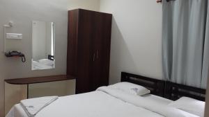 Postel nebo postele na pokoji v ubytování Hotel Akshith Inn
