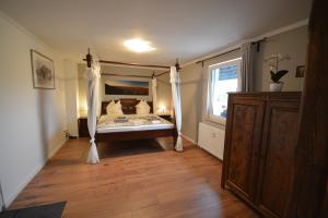 A bed or beds in a room at Sieben-Berge-Haus