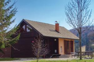 een kleine hut met een tafel ervoor bij Family Friendly Kraševec Lodge - Happy Rentals in Velike Bloke