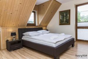 Posteľ alebo postele v izbe v ubytovaní Dom z Sauną i widokiem na Giewont