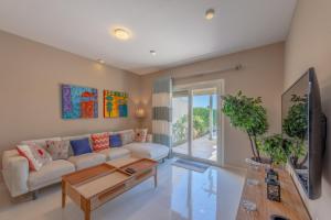 ein Wohnzimmer mit einem Sofa und einem Tisch in der Unterkunft Joubal 3BR Villa Private Pool next to Marina in Hurghada