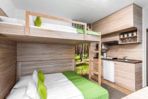 Poschodová posteľ alebo postele v izbe v ubytovaní Hilson Jasna - Garden resort