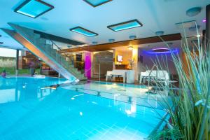 uma piscina com uma escada num hotel em Johan Design & SPA Hotel em Kuressaare