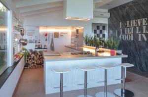 uma cozinha com um balcão e bancos num quarto em Casa Lorenzo em Lavagna