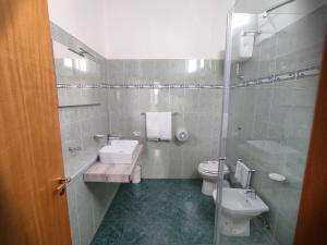 łazienka z umywalką, toaletą i prysznicem w obiekcie Hotel Darsena w mieście Pozzuoli +27 zdjęć
