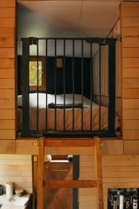 ein Etagenbett in einem Zimmer mit einem Bett darin in der Unterkunft Tiny House Célestine By Ernesst in Overijse