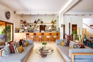 - un salon avec deux canapés et une table dans l'établissement Zanzibar White Sand Luxury Villas & Spa - Relais & Chateaux, à Paje