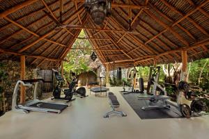 Posilňovňa alebo fitness centrum v ubytovaní Zanzibar White Sand Luxury Villas & Spa - Relais & Chateaux