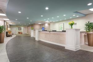Lobi atau kawasan kaunter penerimaan di Surfside Beach Oceanfront Hotel +37 gambar