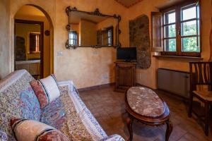 Televízia a/alebo spoločenská miestnosť v ubytovaní Il Colombaio Agriturismo