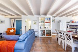 ein Wohnzimmer mit einem blauen Sofa und einem Tisch in der Unterkunft Rural village with amazing views in Moclinejo