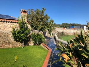 Vonkajšia záhrada v ubytovaní Casa rural La Tahona del abuelo TR CC 00344