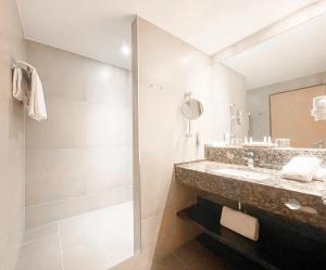 A bathroom at Das Alpenhaus Kaprun inkl Zell am See-Kaprun Sommerkarte