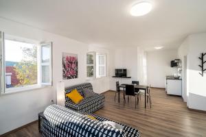 Televízia a/alebo spoločenská miestnosť v ubytovaní Residence & Pool Villa Schwarz Suites