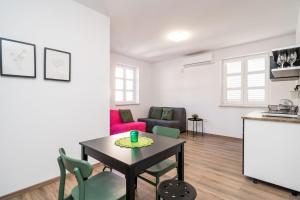 Kuchyňa alebo kuchynka v ubytovaní Residence & Pool Villa Schwarz Suites