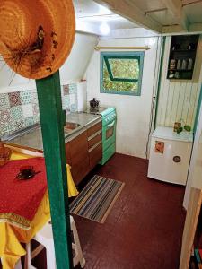 A cozinha ou cozinha compacta de Soluna Veg - Diárias de Quartos e Chalés na temporada