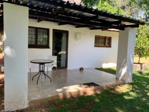 une terrasse avec une table en face d'une maison dans l'établissement Morgenzon Estate, à Pretoria