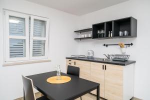 Kuchyňa alebo kuchynka v ubytovaní Residence & Pool Villa Schwarz Suites