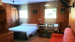 a bedroom with two beds and a table and chairs at Residence Mirage in Oga