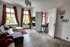 Posezení v ubytování City center, sunny spacious luxury!