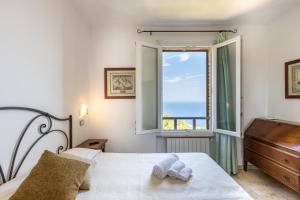 a bedroom with a bed and a window at Hotel Castello Monticello in Giglio Porto