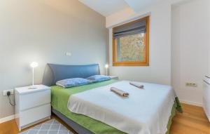 een kleine slaapkamer met een bed en een raam bij Appartments Strawberry in Novigrad Istria