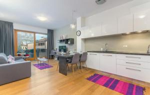 een keuken en woonkamer met een tafel en een bank bij Appartments Strawberry in Novigrad Istria