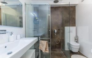 een badkamer met douche, wastafel en toilet bij Appartments Strawberry in Novigrad Istria +37 foto's