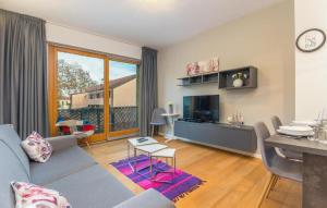 een woonkamer met een bank en een tafel bij Appartments Strawberry in Novigrad Istria