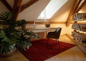 Zimmer mit einem Stuhl und einem roten Teppich in der Unterkunft Moderne Altbauwohnung mit Pool und Sauna in Bern
