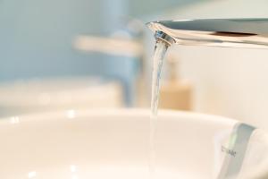 a stream of water pouring from a faucet at Le Grenier du Moulin in Héron +36 photos