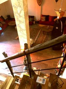 een woonkamer met een bank en een tafel bij Water Dance in Imsouane