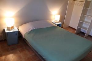 um quarto com uma cama grande e 2 mesas de cabeceira em Gîte de Beausoleil em La Romieu