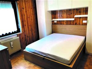 سرير أو أسرّة في غرفة في Colchici93