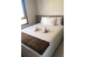 1 dormitorio con 1 cama con toallas en Paseo Del Molino - 704, en Caxias do Sul