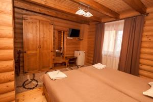 a bedroom with two beds in a log cabin at М House in Vorokhta