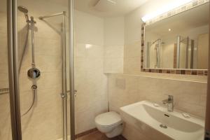 Koupelna v ubytování Apartmenthaus Dornröschen + 30 fotografií