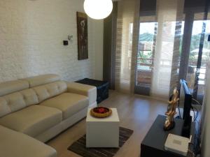 sala de estar con sofá y mesa en Villa Danica, en Labin
