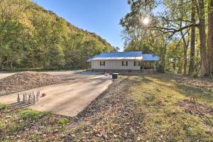 Gallery image of Riverfront Heaven on the White with Covered Patio! in Norfork